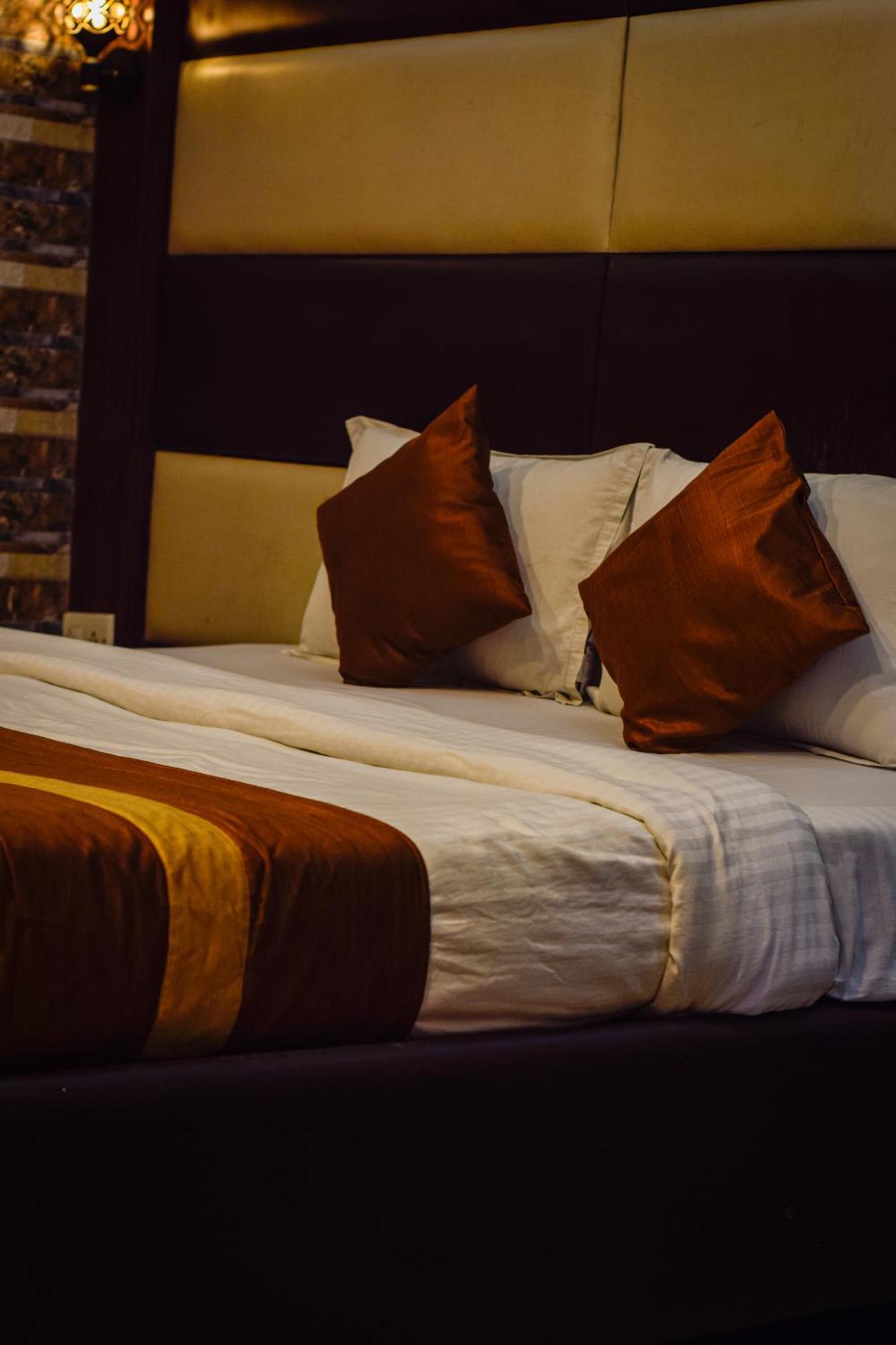 โฮเต็ล ไดมอนด์ สวีท Hotel โกลกาตา ภายนอก รูปภาพ